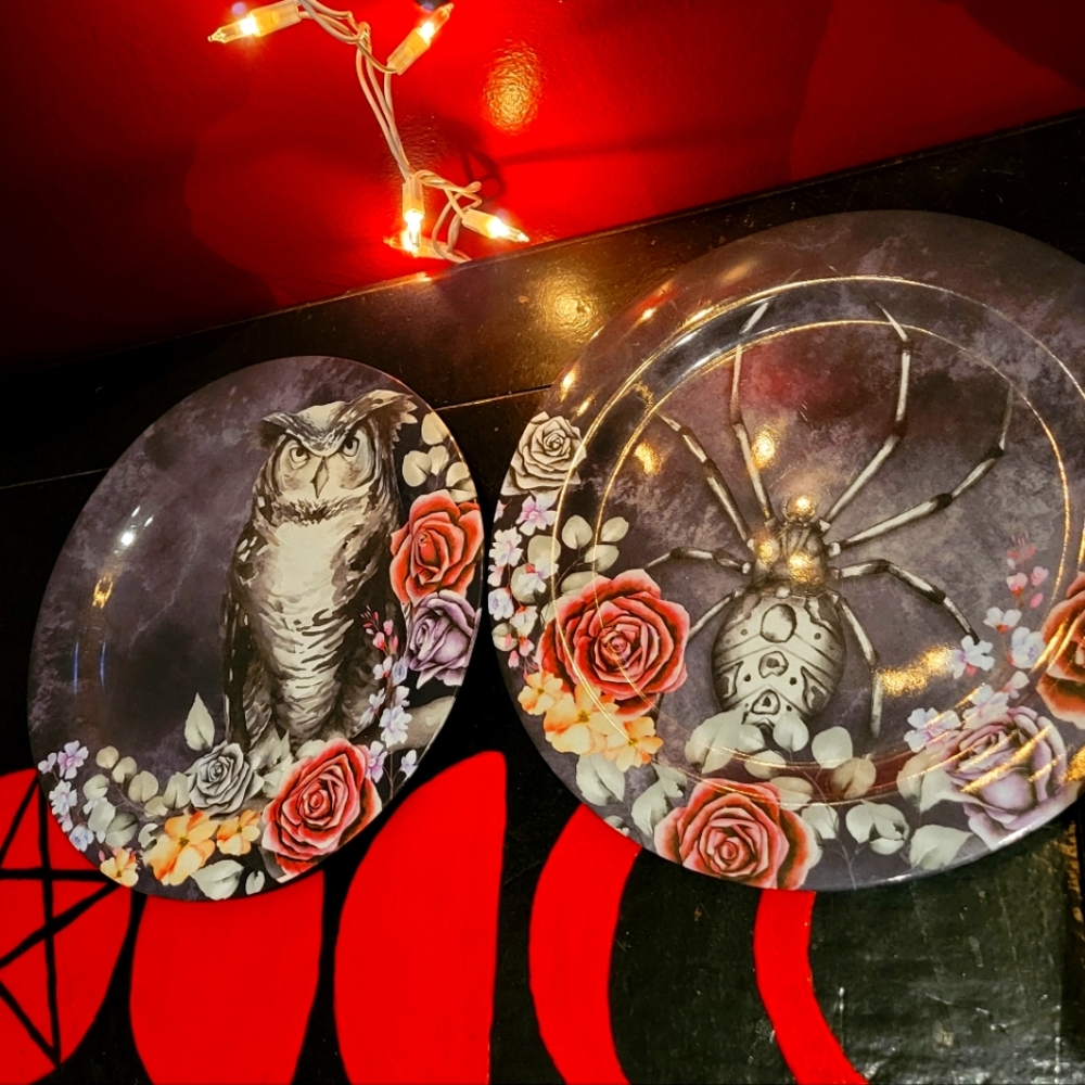 Set of 2 plastic Gothic plates